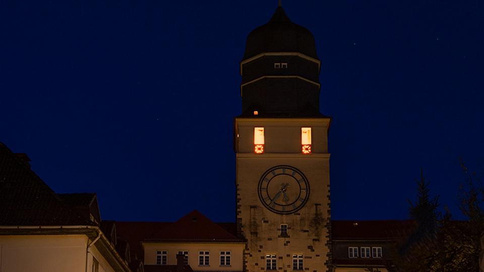 Während der Orange Days ab dem 25. November werden täglich zwischen 17 und 22 Uhr acht Fenster des Turms am Hauptgebäude der Bezirksregierung in Arnsberg orange beleuchtet.