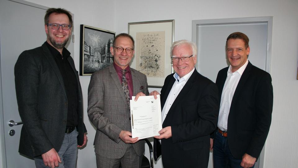 v.l.n.r. Sven Hoppe (Stadt Erwitte), Ferdinand Aßhoff (Bezirksregierung Arnsberg), Bürgermeister Peter Wessel, Ralf Linnebur (Stadt Erwitte)