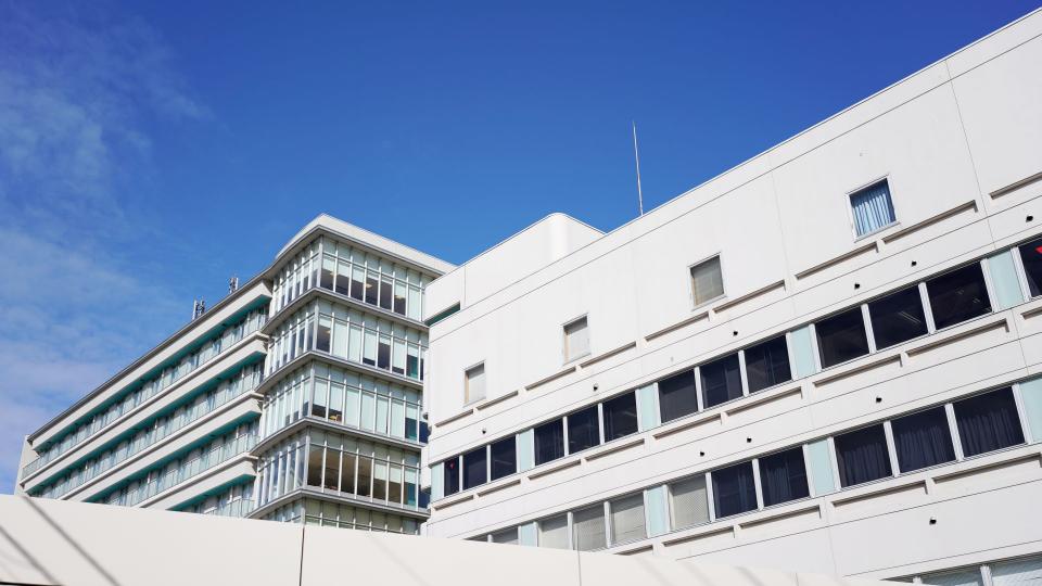 Ein mehrstöckiges Bürogebäude bei blauem Himmel