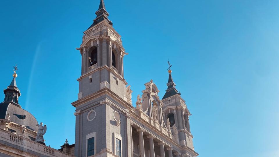 Das Bild zeigt die Almudena Kathedrale in Madrid. 