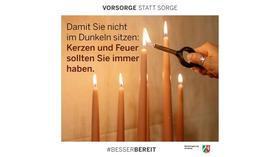 Abgebildet sind mehrere brennende Kerzen und eine Hand, die ein Feuerzeug betätigt sowie der Text "Damit Sie nicht im Dunkeln sitzen: Kerzen und Feuer sollten Sie immer haben."