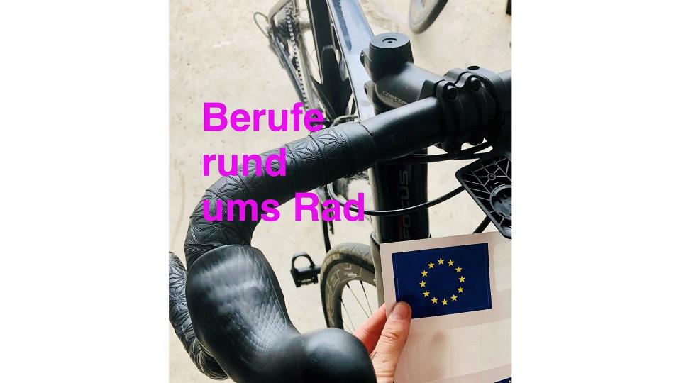 Abgebildet ist ein Fahrrad und eine Person, die einen Zettel mit der EU-Flagge in der Hand hält. Im Vordergrund steht: "Berufe rund ums Rad". 