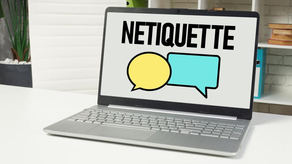 Abgebildet ist ein aufgeklappter Laptop, auf dem das Wort Netiquette dargestellt wird.