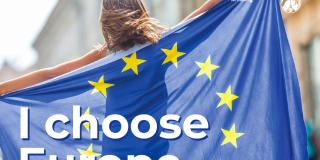 Abgebildet ist eine Frau, die eine Flagge der EU hochhält. Unten steht "I choose Europe." (zu Deutsch: "Ich wähle Europa.")