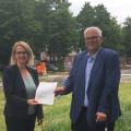 Bürgermeisterin Nicole Reschke erhält den Förderbescheid von Regierungspräsident Hans-Josef Vogel 