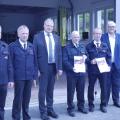 Foto vor dem Feuerwehrhaus mit Regierungspräsident Hans-Josef Vogel