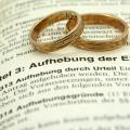 Zwei Eheringe auf einem Gesetzestext zur Eheaufhebung