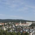 Blick auf die Stadt Arnsberg, im Hintergrund ist das Hauptgebäude der Bezirksregierung Arnsberg zu sehen