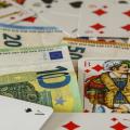 Abgebildet sind Spielkarten und Euro-Banknoten. 