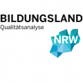 Abgebildet ist das Logo der Qualitätsanalyse NRW