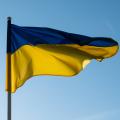 Die ukrainische Flagge vor blauem Himmel.
