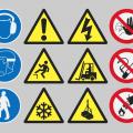 Abgebildet sind mehrere Symbole rund um den Arbeitsschutz. Insgesamt nämlich jeweils sechs blau unterlegte Gebotszeichen sowie gelb und rot unterlegte Warnzeichen.