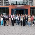 Die Gruppe der 53 neuen Mitarbeiterinnen und Mitarbeiter der Bezirksregierung Arnsberg am 1. September vor dem Eingang zum Hauptgebäude in der Seibertzstraße 1